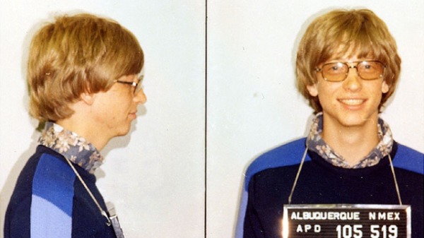 在交通违规后，比尔・盖茨（Bill Gates）于1977年被新墨西哥州阿尔伯克基警察拍照（图片来源：公有领域）