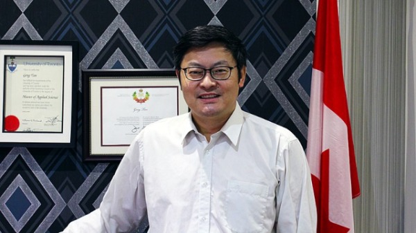 譚耕現年56歲，是加拿大國會議員