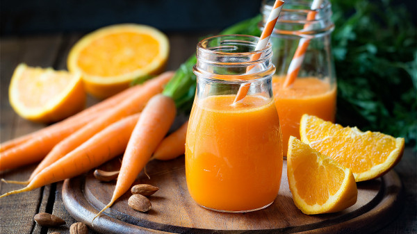 進食新鮮採摘的胡蘿蔔，β－胡蘿蔔素可以被腸道很好地吸收。