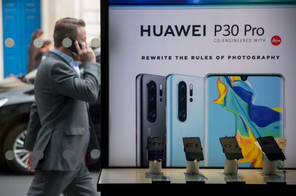 自美國祭出禁令後，華為新款旗艦機P30 Pro身價一落千丈，二手機價值重貶90%。
