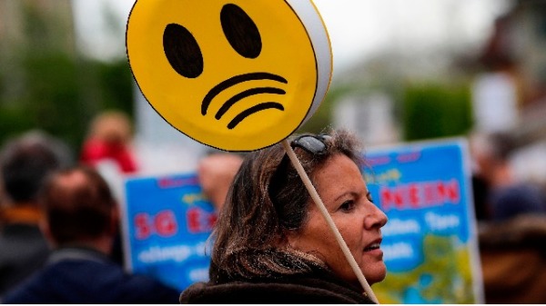 2019年5月10日，一名示威者在瑞士首都伯爾尼抗議5G移動通信網路。
