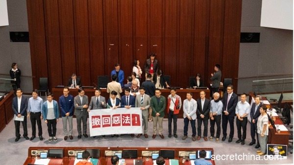 香港民主派在立法会反对引渡恶法《逃犯条例》。