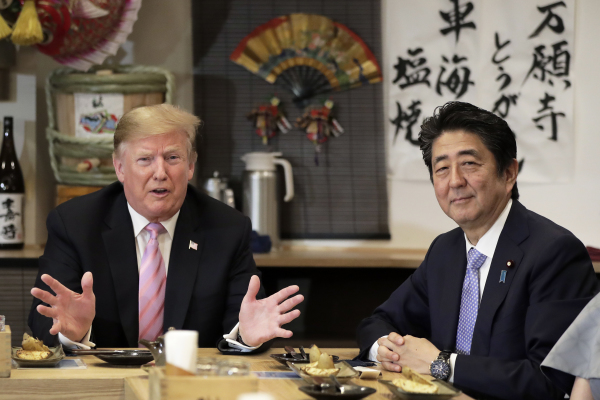 美国总统川普和日本首相安倍晋三在东京一家炉端烧店共进晚餐。