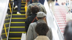 電扶梯應該怎麼站日本人積習難改(圖)