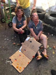 中國大媽到大馬騙財2人被擒示眾遭擲蛋嚎哭求饒(組圖)