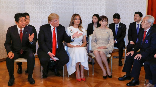 美国总统川普、第一夫人梅拉尼亚、日本首相安倍晋三和安倍晋三的妻子Akie（图片来源：Kimimasa Mayama  -  Pool / Getty Images）