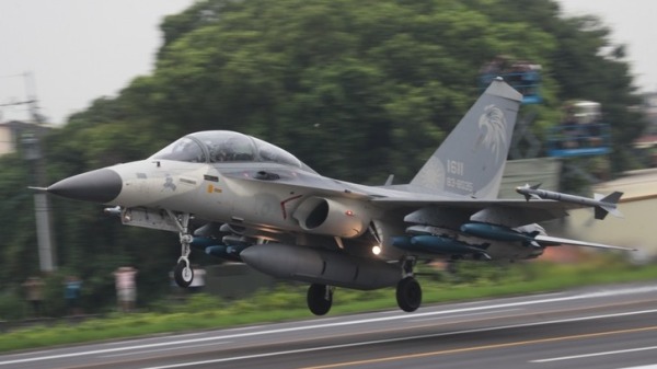国军汉光35号演习，今日在彰化执行战备跑道起降，执行任务有F-16等多架战机。其中经国号居然迸出了双巧合！
