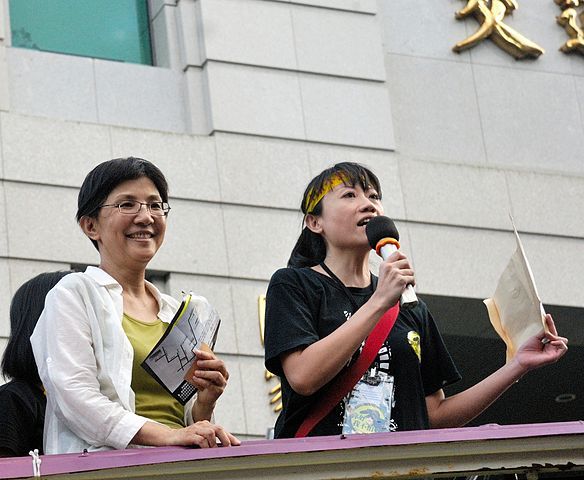 圖為記協會長陳曉宜(右)跟台灣大學新聞所張錦華教授(左)參加2012年反媒體壟斷大遊行。