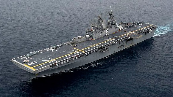 “南海战略态势感知计划”平台于推特指出，一艘疑似为美国海军“美利坚号”两栖突击舰，出现在台湾东部外海。资料照。