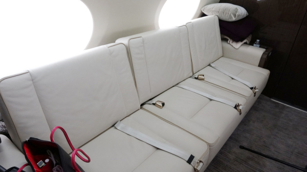 鴻海集團董事長郭台銘私人專機共可搭乘14人，白色皮製的座位相當寬敞。