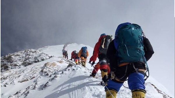 登山者在前往珠穆朗瑪峰頂峰的途中