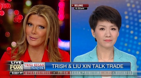 中国环球电视网（CGTN）女主播刘欣（左）和福克斯女主播翠西•里根（Trish Regan）