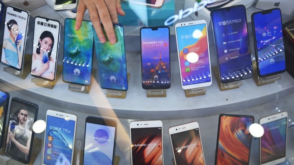 今年中国智能手机出货量估计将比预期少5%。