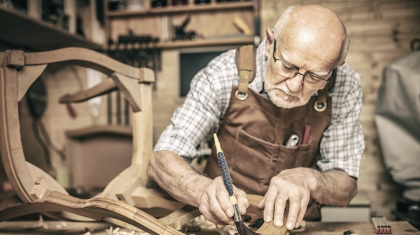 许多老人到了退休年龄，为了不想造成家人负担，会坚持继续工作。