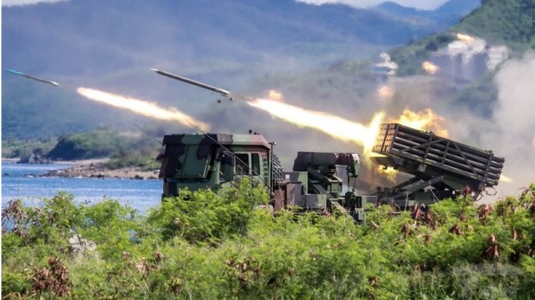 由于雷霆两千多管火箭系统表现出色，且基于强化防御火力考量，因此已被部署至台湾的外岛防区，火力足以涵盖到大陆沿海城市地区。