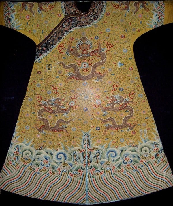 龍袍上除繡有九條主龍外，在雲領、腰部、袖口上也繡有體態較小的龍紋。
