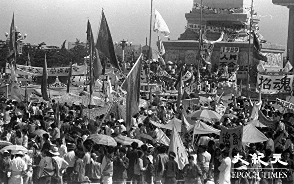 1989年六四学生运动期间，北京天安门广场人民英雄纪念碑一角。