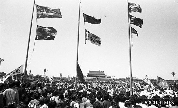 在天安门聚集的请愿学生，空中飘扬的是各大学的旗帜。