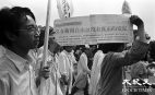 鲍彤：“我们生活在‘六四’制度之中”(图)