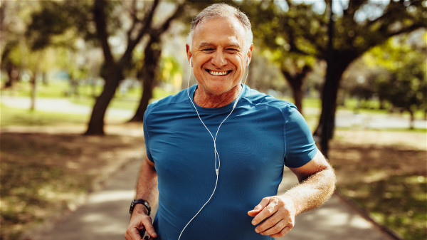 更年期男人应保持良好的心态和运动，许多更年期症状都会减轻。