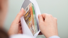 找女兒借錢被迫寫借條氣憤一看反而哭了(圖)