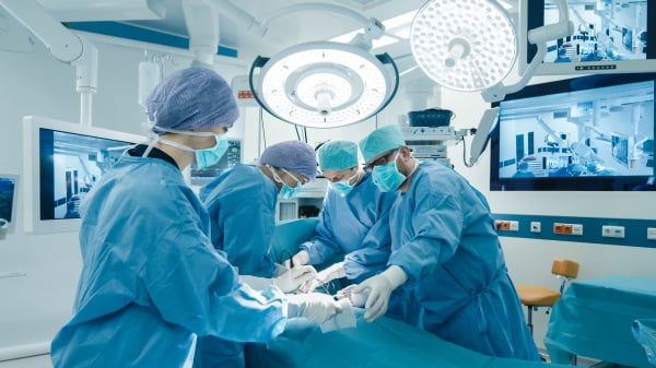为何医师进入手术室要换穿蓝色或是绿色的手术衣？