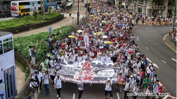 香港發起「反送中」大遊行，主辦單位民陣估計有103萬人參與這次遊行