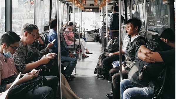 從學生時期開始，就有許多日本人已經體驗到在公車上、火車上度過那漫長又無聊的通勤時光。但是你能想像一天需要花上三小時通勤嗎？