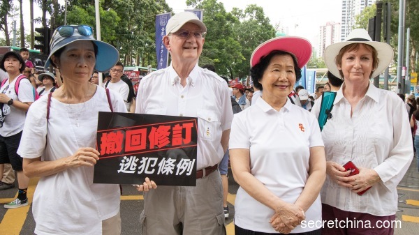 香港前政務司司長陳方安生6月9日與市民一起上街遊行反對引渡惡法。（圖片來源：記者周秀文/看中國攝影）