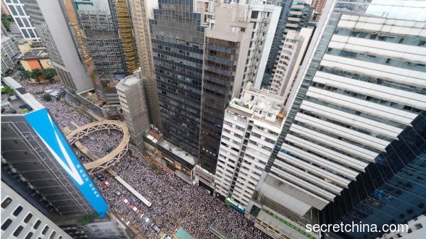 6月9日，民陣發起了香港歷史上最大規模的示威活動——「反送中」遊行。