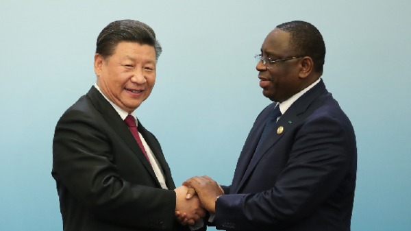 2018年9月4日，中非合作论坛北京峰会期间，习近平与塞内加尔总统麦基萨尔握手。　