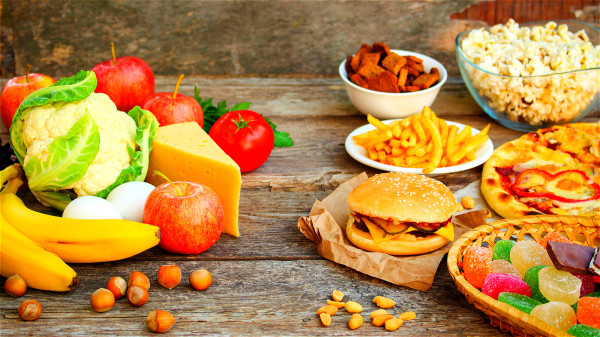 水果、蔬菜、膳食纖維、膳食鈣攝入量低是和飲食相關的致癌因素。