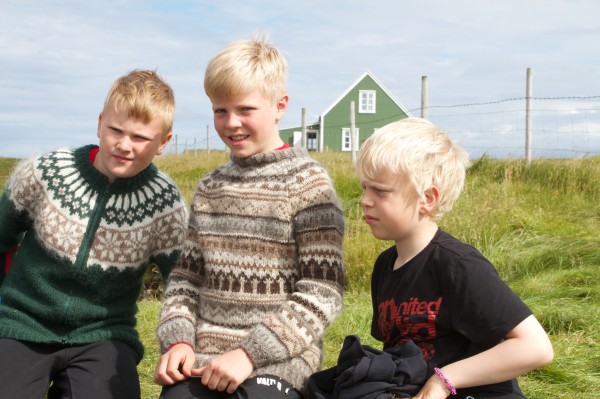 穿著冰島毛衣的冰島男孩。