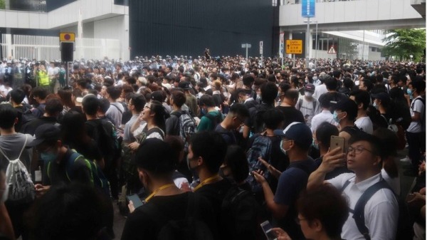 香港今天因為逃犯條例修訂草案二讀，大量民眾聚集抗議，重演2014年「佔中」景象，警方一度使用胡椒噴霧並亮出紅旗警告。