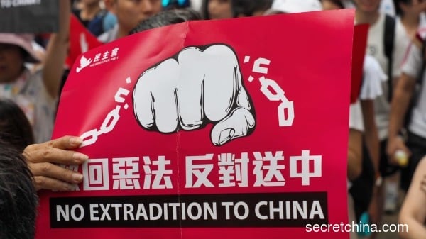 2019年6月9日，百萬香港人上街參加「反送中」遊行，抗議香港政府強行修訂《逃犯條例》。