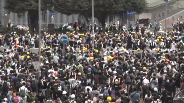 至少数万名香港市民今日聚集在政府总部前进行抗议
