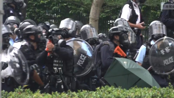 持催泪弹枪的香港警察