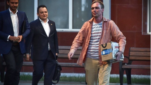 2019年6月11日，俄羅斯獨立媒體「Meduza」記者戈盧諾夫（Ivan Golunov） 离开俄罗斯总部调查局驻莫斯科办公室