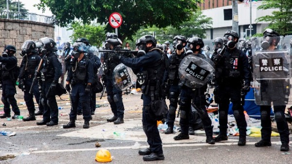 香港警察在街头发生催泪弹。