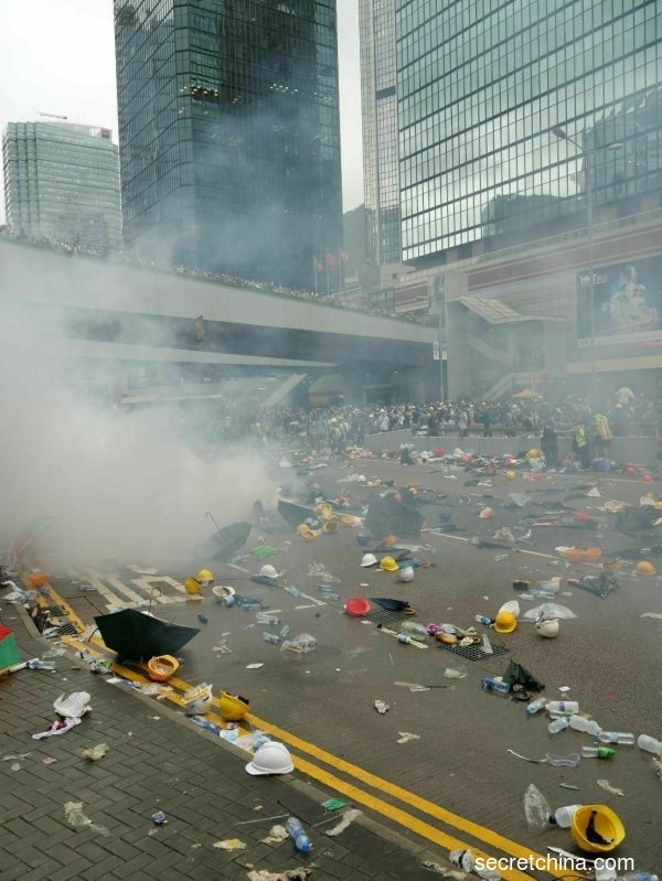 为支持“反送中”，香港市民举行“612”罢工罢市罢课抗议立法会修例二读，警方发生催泪弹驱赶市民。