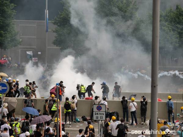 6月12日，香港警方向抗議民眾發射催淚彈。
