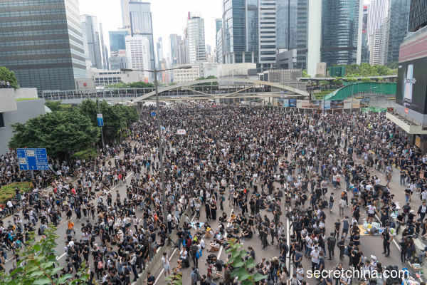 6月12日，众多香港市民聚集参与罢市罢课罢工“反送中”示威。