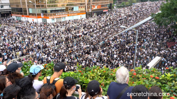 香港民众大规模“反送中”抗议活动已持续多日。