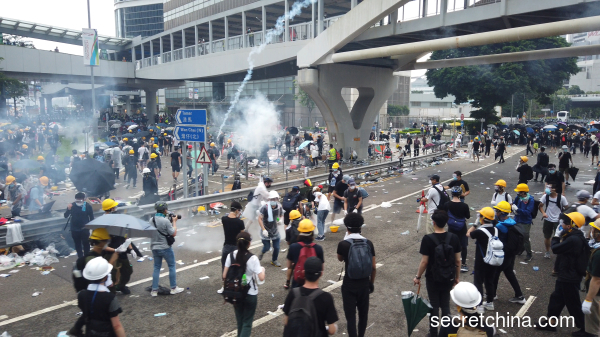 为支持“反送中”，香港市民举行“612”罢工罢市罢课抗议立法会修例二读，警方发生催泪弹驱赶市民。