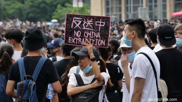 香港民眾近日上街頭反對港府制定逃犯條例，而台灣教育界也紛紛聲援！