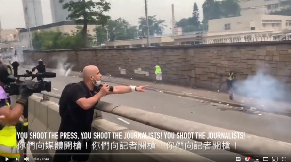 外籍记者面对港警威胁 怒吼：“开枪啊！开枪啊！开枪啊！”