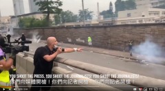 外籍記者怒了面對港警威脅怒吼：「開槍啊開槍啊」(視頻)