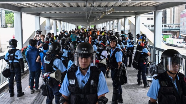 2019年6月13日，警方在香港政府总部附近的一座过街天桥上（照片来源：ANTHONY WALLACE / AFP / Getty Images）