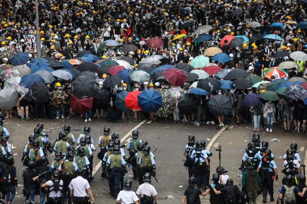 抗議民眾以雨傘作為臨時防護，阻擋警方投射的催淚彈等攻擊。