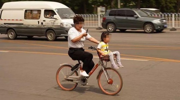 近日，一張圖「點燃」了大陸網友們的怒火！因為女子騎著共用單車包含著危險行為。